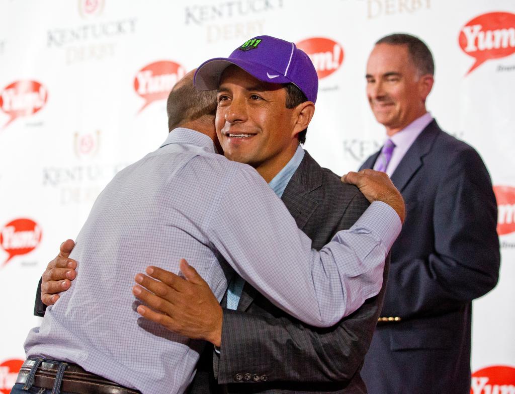 Jockey Gary Stevens gives Victor Espinoza a hug at a Kentucky Derby press conference. (Eclipse Sportswire)