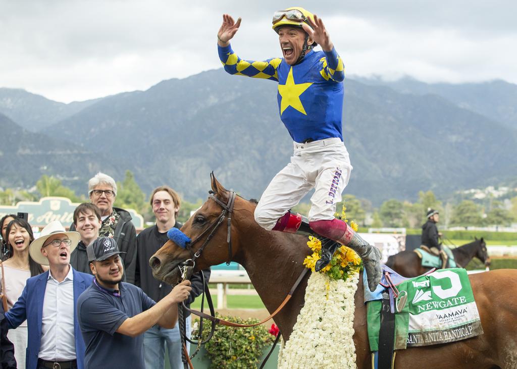 Frankie Dettori does his famous flying dismount after Newgate’s Big ‘Cap win. (BENOIT photo)