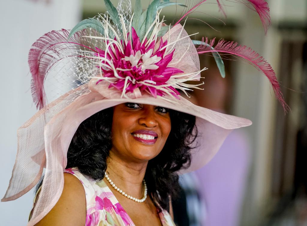 Some of the sights and scenes from the 2022 Longines Kentucky Oaks May 6 at Churchill Downs. (Eclipse Sportswire)