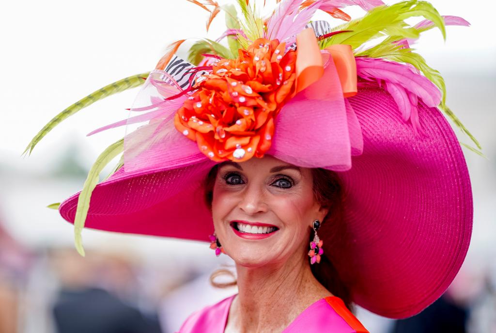 Some of the sights and scenes from the 2022 Longines Kentucky Oaks May 6 at Churchill Downs. (Eclipse Sportswire)
