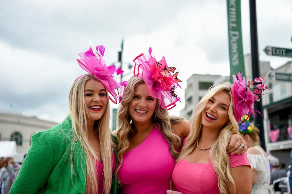 Some of the sights and scenes from the 2022 Longines Kentucky Oaks May 6 at Churchill Downs. (Eclipse Sportswire)