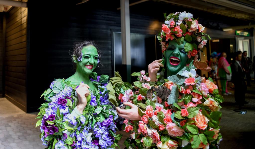 Some of the sights and scenes from the 2022 Longines Kentucky Oaks May 6 at Churchill Downs. (Eclipse Sportswire)