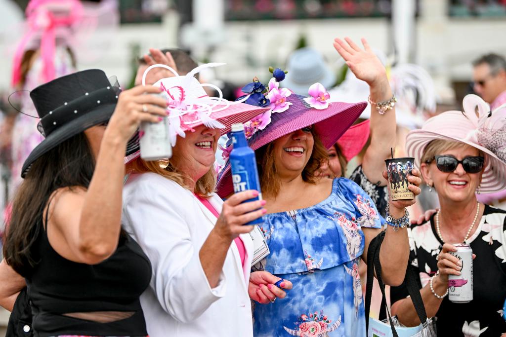 Some of the sights and scenes from the 2022 Longines Kentucky Oaks May 6 at Churchill Downs. (Eclipse Sportswire)