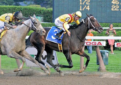 Rachel Alexandra holds off Macho Again in the Woodward.